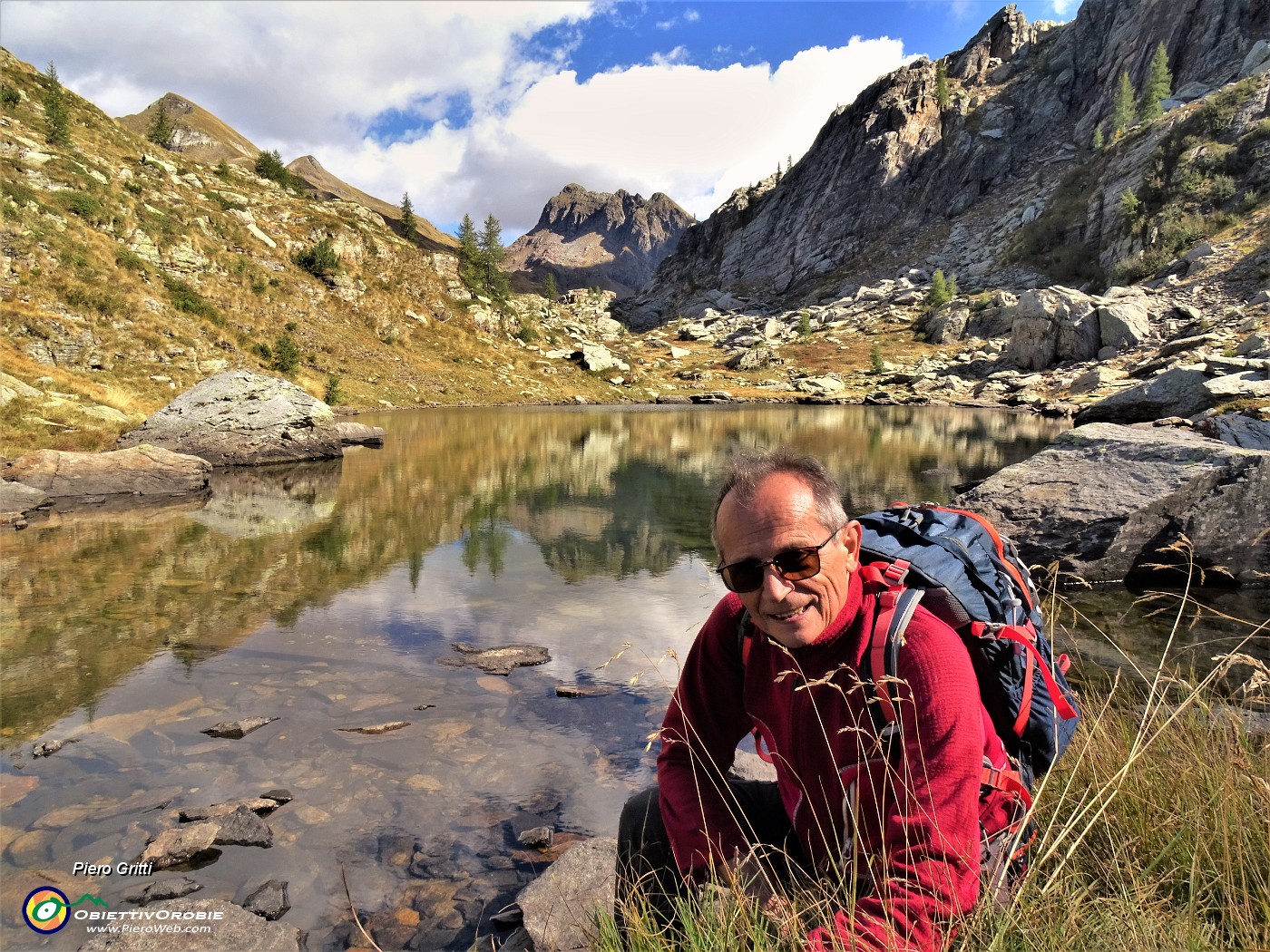 48 Nel Lago della paura si specchia anche il lontano Monte Corte.JPG